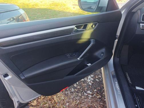 2017 Volkswagen Passat 1.8T SEL Premium