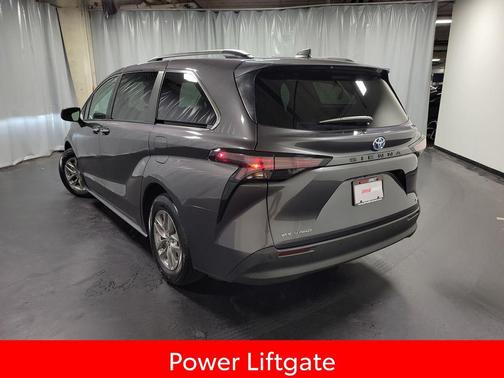 Magnetic Gray Metallic 2025 Toyota Sienna XLE
