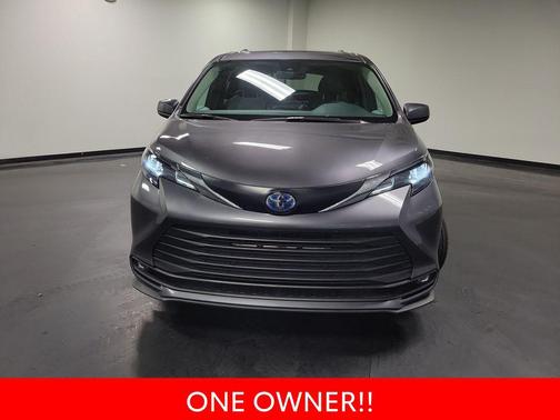 Magnetic Gray Metallic 2025 Toyota Sienna XLE