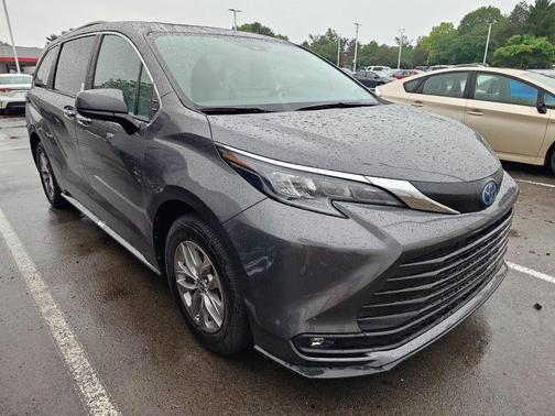 Magnetic Gray Metallic 2025 Toyota Sienna XLE