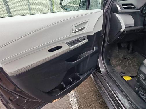 Magnetic Gray Metallic 2025 Toyota Sienna XLE