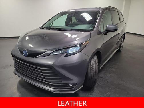 Magnetic Gray Metallic 2025 Toyota Sienna XLE