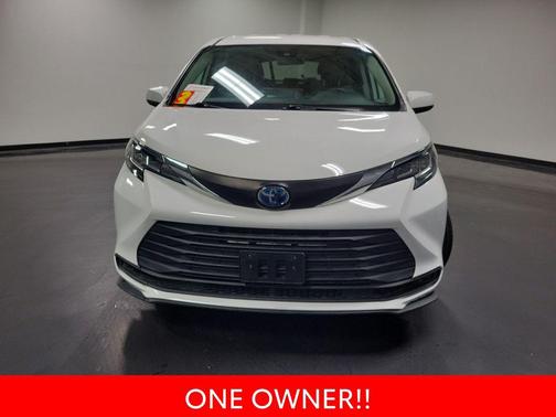 Super White 2021 Toyota Sienna LE