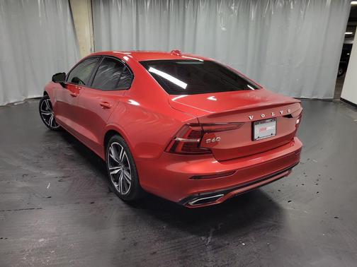 2021 Volvo S60 Recharge Plug-In Hybrid T8 R-Design Expression