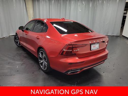 2021 Volvo S60 Recharge Plug-In Hybrid T8 R-Design Expression