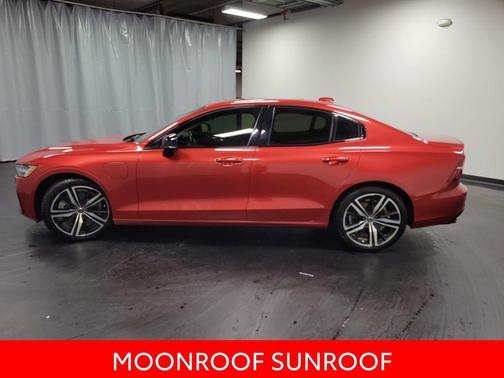 2021 Volvo S60 Recharge Plug-In Hybrid T8 R-Design Expression