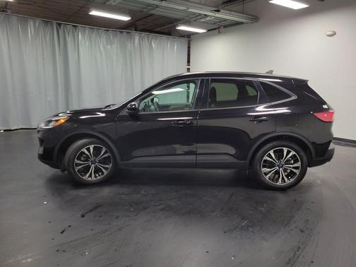 Black Metallic 2022 Ford Escape SE