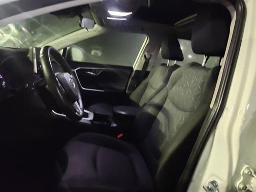 Ice Cap 2024 Toyota RAV4 XLE