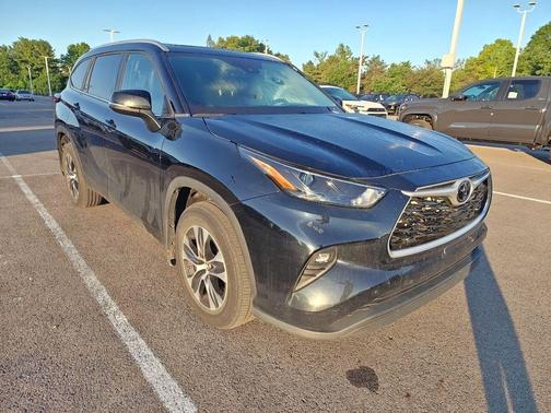 Midnight Black Metallic 2023 Toyota Highlander XLE