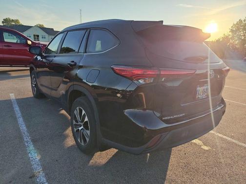 Midnight Black Metallic 2023 Toyota Highlander XLE