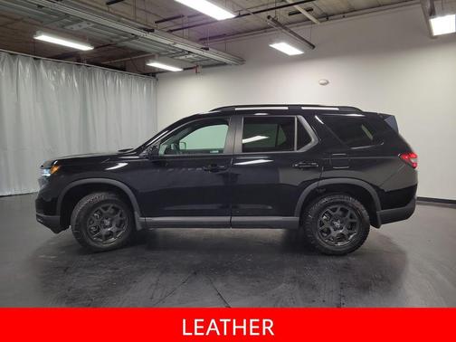 Crystal Black Pearl 2025 Honda Pilot TrailSport