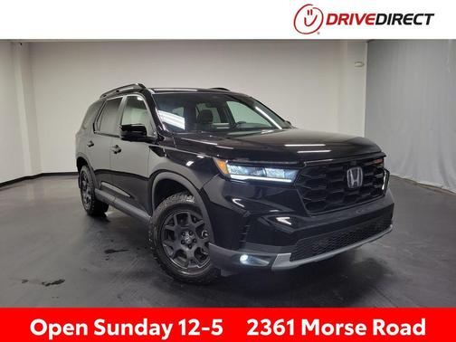 Crystal Black Pearl 2025 Honda Pilot TrailSport