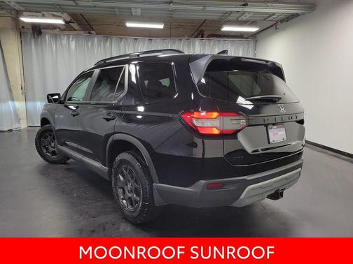 Crystal Black Pearl 2025 Honda Pilot TrailSport