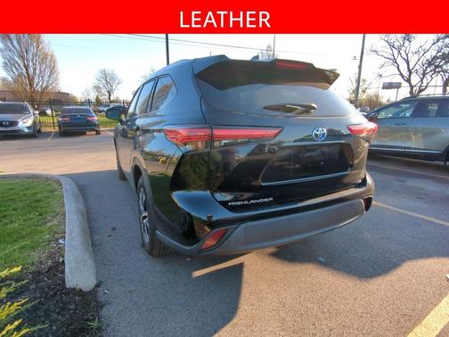 Midnight Black Metallic 2022 Toyota Highlander Hybrid XLE