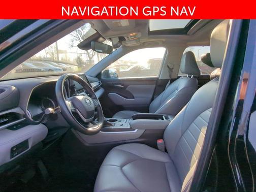 Midnight Black Metallic 2022 Toyota Highlander Hybrid XLE