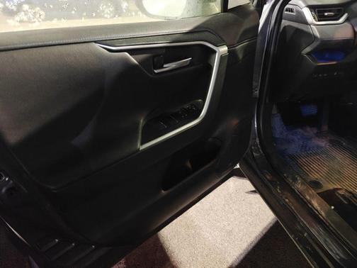 2020 Toyota RAV4 Hybrid SE