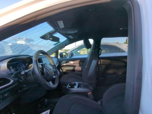 Bright White Clearcoat 2024 Chrysler Pacifica Touring