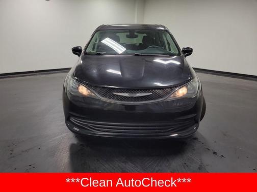 Brilliant Black Crystal Pearlcoat 2017 Chrysler Pacifica Touring