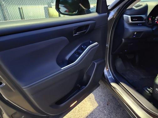 Magnetic Gray Metallic 2021 Toyota Highlander LE