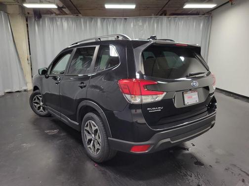 Crystal Black Silica 2023 Subaru Forester Premium