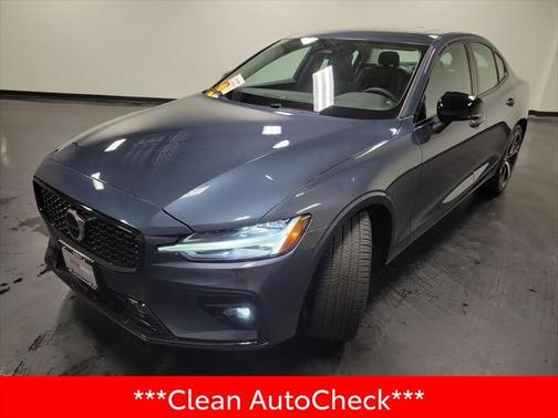 2024 Volvo S60 B5 Core Dark Theme