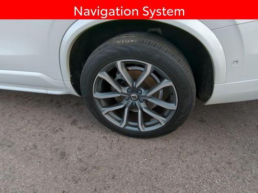Crystal White 2018 Volvo XC90 T5 Momentum