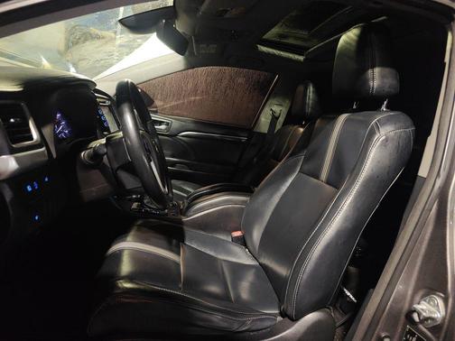 2017 Toyota Highlander SE