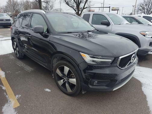 2019 Volvo XC40 T5 Momentum