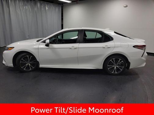 Super White 2019 Toyota Camry SE