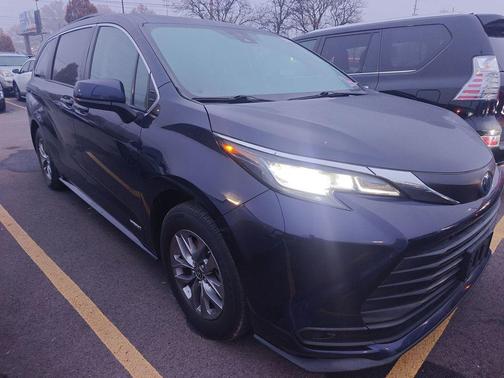 2021 Toyota Sienna LE