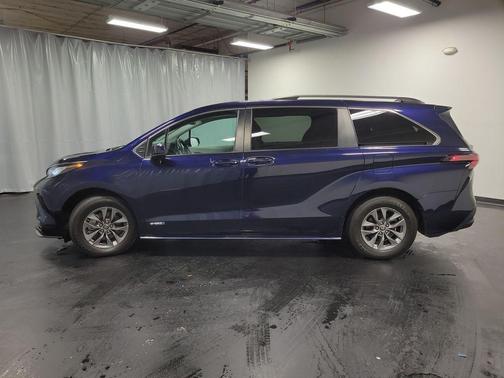 2021 Toyota Sienna LE