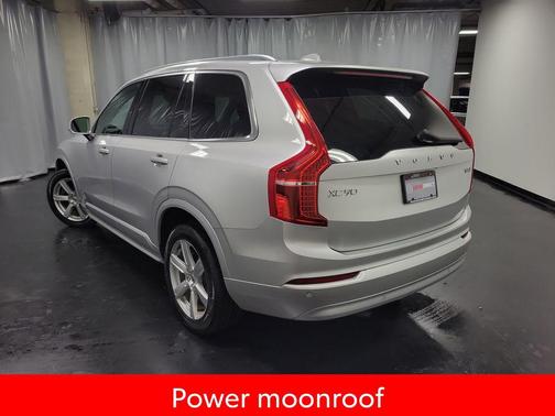 Bright Silver Metallic 2022 Volvo XC90 T5 Momentum