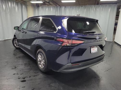 2021 Toyota Sienna LE