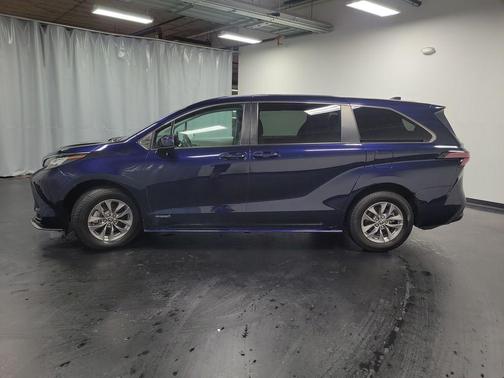 2021 Toyota Sienna LE