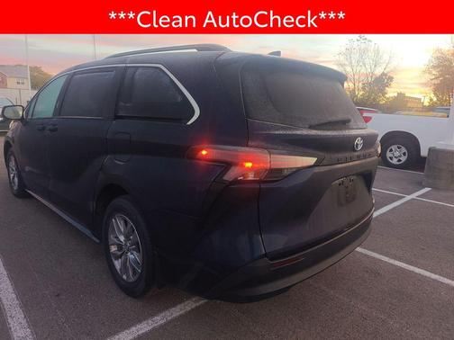 2022 Toyota Sienna LE