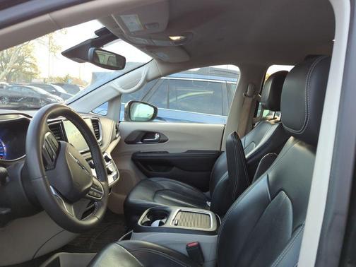 2022 Chrysler Pacifica Hybrid Touring L