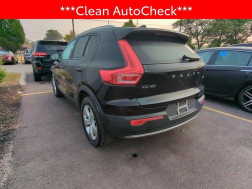 2022 Volvo XC40 T5 Momentum