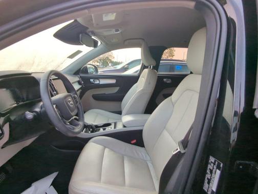 2022 Volvo XC40 T5 Momentum