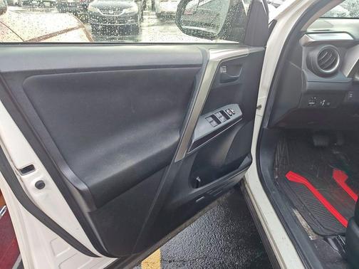 Super White 2018 Toyota RAV4 LE