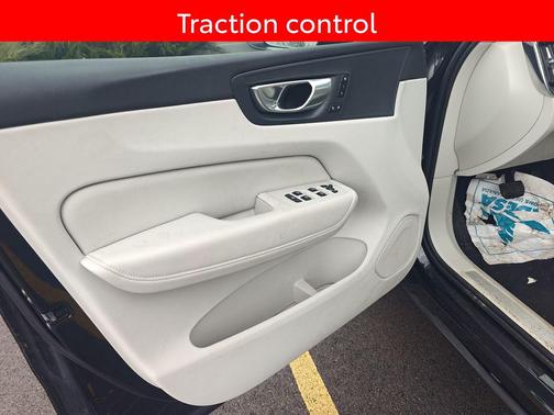 2024 Volvo XC60 Recharge Plug-In Hybrid T8 Core Dark Theme