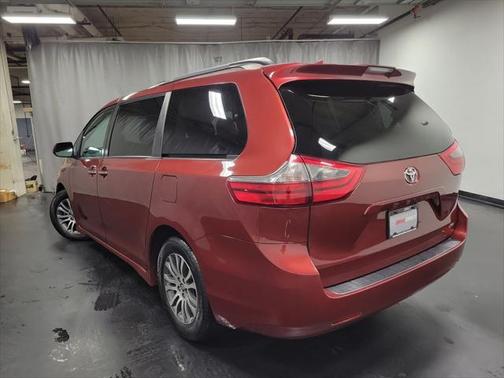 2020 Toyota Sienna XLE