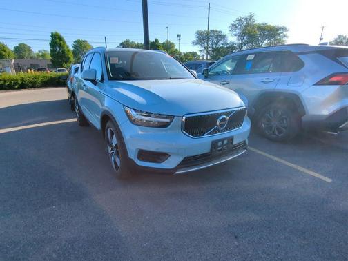 Amazon Blue 2019 Volvo XC40 T5 Momentum