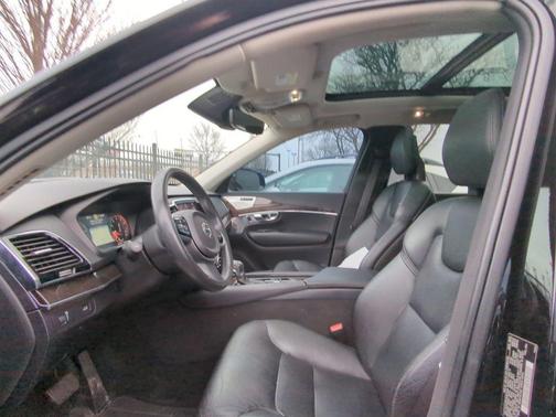 2016 Volvo XC90 T6 Momentum