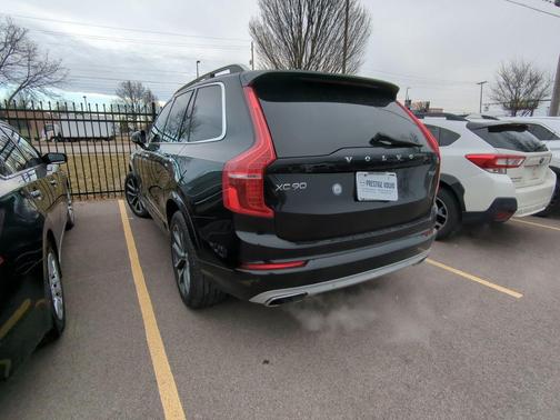 2016 Volvo XC90 T6 Momentum