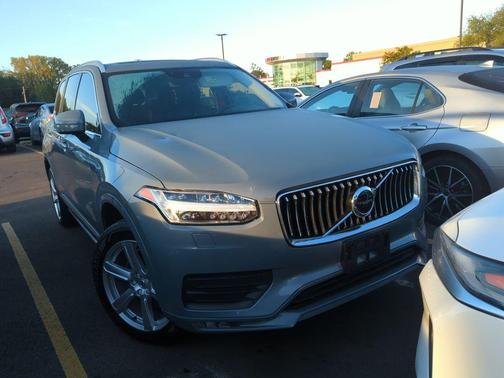 2021 Volvo XC90 T6 Momentum