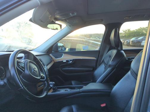 2021 Volvo XC90 T6 Momentum
