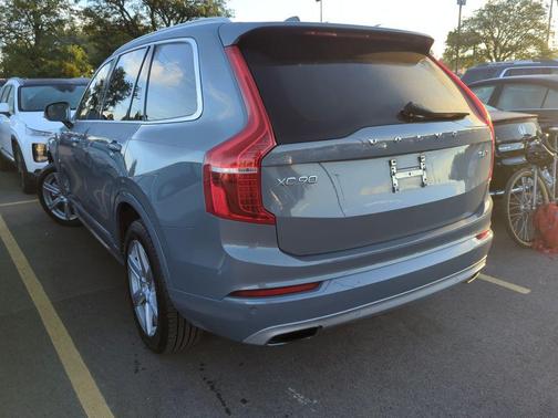 2021 Volvo XC90 T6 Momentum