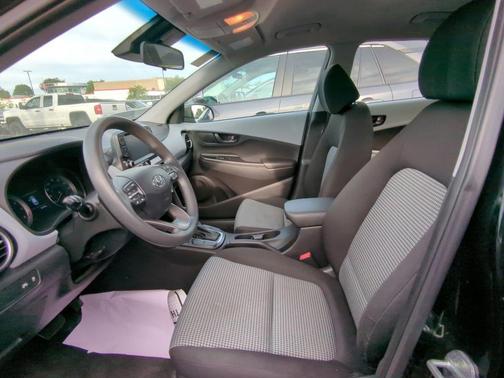 Ultra Black Pearl 2021 Hyundai KONA SE