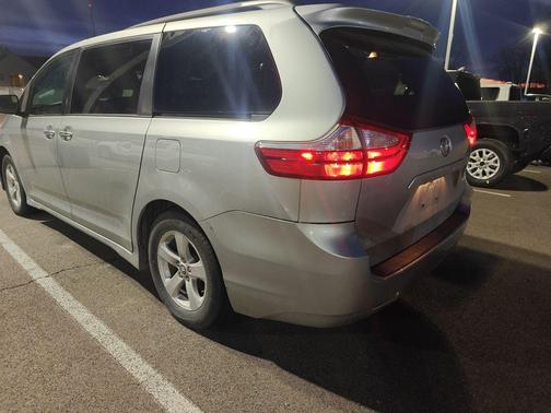 2019 Toyota Sienna LE