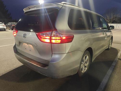 2019 Toyota Sienna LE